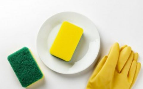 【地板上的污渍怎么清理】如何清理地板上的污渍