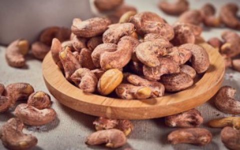 【如何分辨腰果变质】怎么判断腰果是否变质