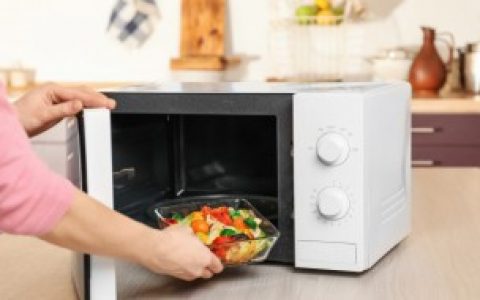 【玻璃碗可以放进微波炉吗】玻璃碗可以用微波炉吗