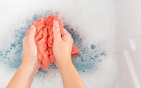 衣服上的火锅油渍怎么去除小窍门 衣服上的火锅油渍清洗方法