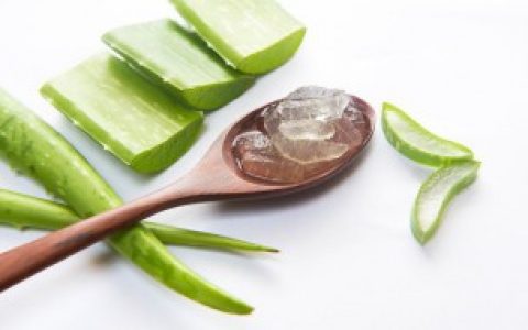 怎样用芦荟洗脸抹完后需要洗掉吗（芦荟涂完后要不要洗脸）