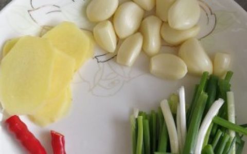 做饭什么时候用葱姜蒜 炒菜时什么时候放姜蒜葱合适