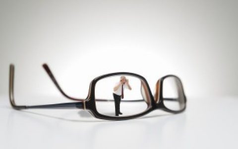 眼镜镜片如何防雾（眼镜镜片怎么防雾）