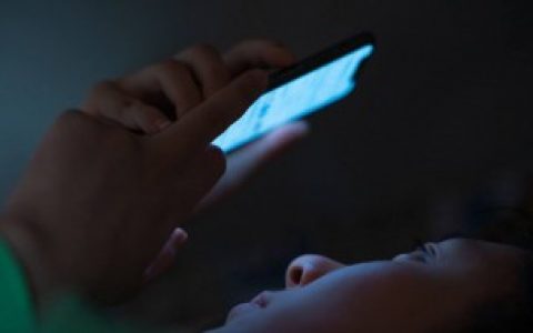 熬夜玩手机对眼睛的危害（熬夜玩手机对眼睛的危害介绍）