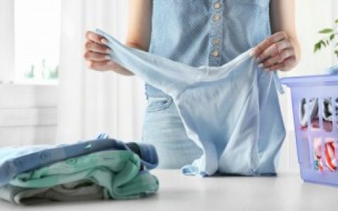 如何去除衣服上的霉味（怎么去除衣服的霉味）