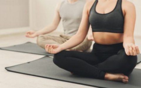 瑜伽垫一般买多大尺寸多厚（瑜伽垫一般买的尺寸介绍）