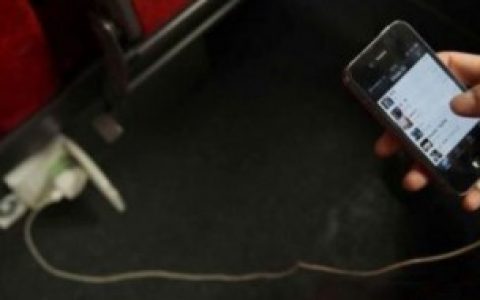 我国的高铁列车上有给手机充电的插座吗?,高铁可以手机充电吗？