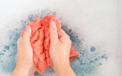 衣服上的霉斑如何去除,衣服上的霉斑怎么去除