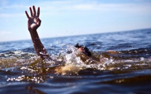 【如何解救溺水】溺水后正确急救方法