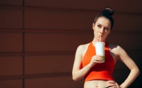 如何判断陶瓷水杯好坏（怎么判断陶瓷水杯好坏）