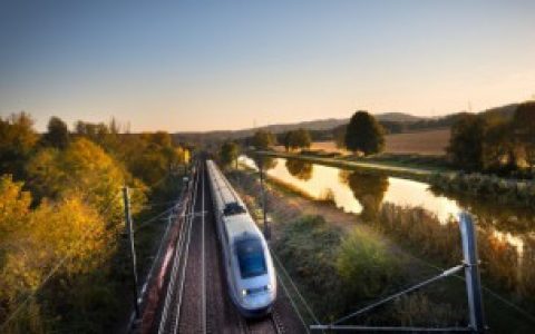 坐高铁过隧道耳朵不舒服是什么原因（坐高铁过隧道耳朵怎么会不舒服）