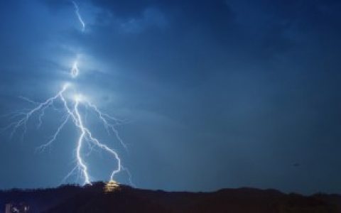 在室外时遇到雷雨天气如何应对（在室外时遇到雷雨天气的应对方法）