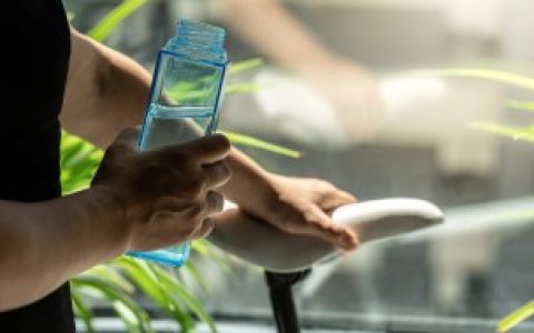 如何清洗水杯底的水垢 水杯中水垢怎样清除