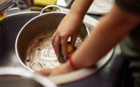 【不粘锅第一次使用如何清洗】如何清洗首次使用的不粘锅