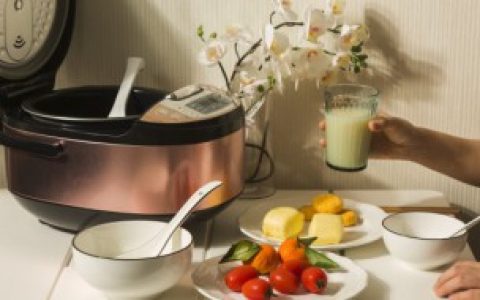 电饭锅糊底怎么清除（电饭锅糊底的清除方法）