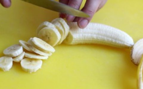 【如何清洗白衣服上的香蕉渍】清洗白衣服上的香蕉渍方法