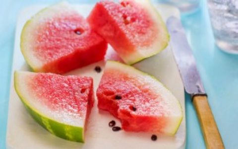 吃西瓜的季节是哪个季节（吃西瓜的季节的简介）