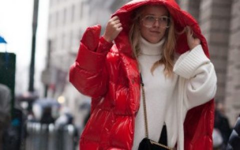 羽绒服掉毛粘到衣服上怎么办（羽绒服掉毛粘到衣服上怎么处理）