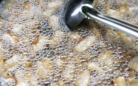 炸猪油放什么东西不容易坏（炸猪油放啥东西不容易坏）