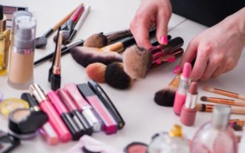 【散粉和粉饼哪个定妆效果好】散粉和粉饼定妆效果比较