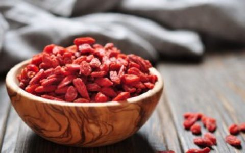 【枸杞泡水后出现絮状现象是怎么回事】枸杞泡水后出现絮状现象的原因