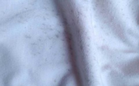【彩色衣服发霉如何洗掉黑斑】彩色衣服发霉怎么洗掉黑斑