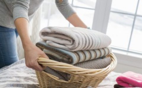 清洗羽绒服上油渍的小妙招（羽绒服上的油渍怎么洗掉）