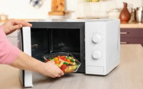 不锈钢碗可以放进微波炉吗,不锈钢碗能放进微波炉吗