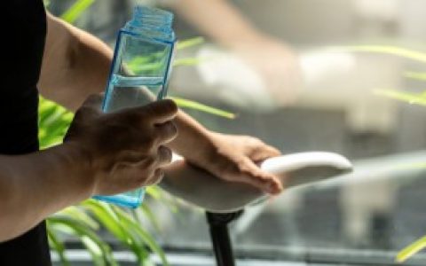 【不同材质的水杯可以一起泡茶吗】不同材质的水杯适合喝什么茶