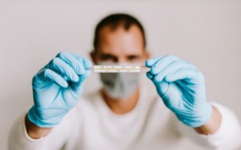 如何看水银温度计（看水银温度计的方法）