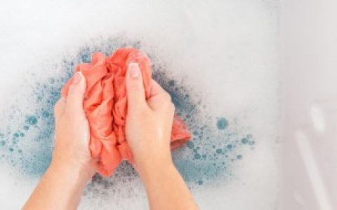 白衣服久了发霉了怎么洗掉（白衣服久了发霉了的洗掉办法）