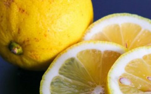 夏天给柠檬施肥的方式,夏季如何给柠檬施肥颗颗都粗壮