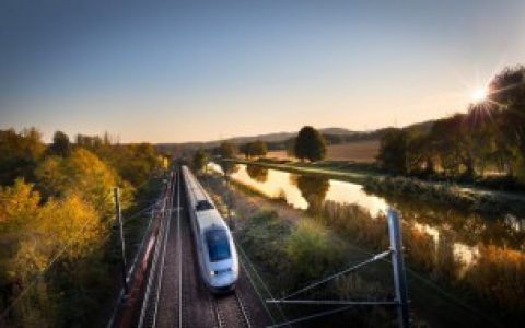 【高铁座位怎么调整】高铁座位的调整方法