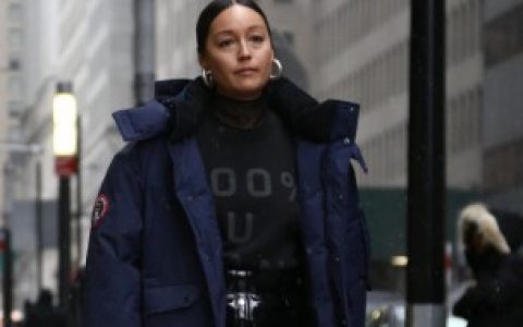 如何清洗羽绒服（羽绒服怎样洗最好（还洗的干净）