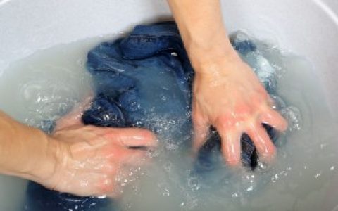 【高锰酸钾如何洗掉衣服】高锰酸钾怎么洗掉衣服