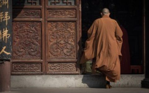 和尚穿的衣服叫什么名字（和尚穿的衣服名称）