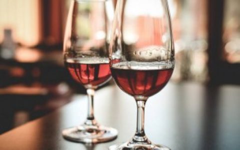 红酒没有开瓶器如何打开（红酒没有开瓶器怎么打开）