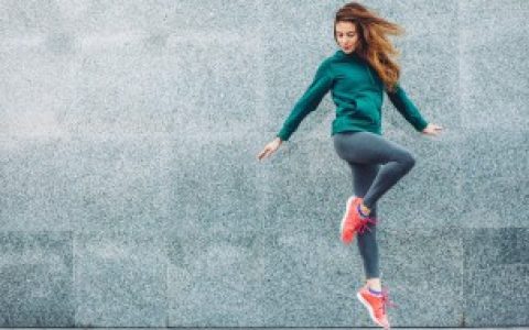 【帆布鞋和运动鞋有哪些不同】帆布鞋和运动鞋的区别