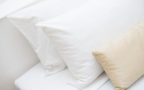 枕头底下不能放什么（枕头底下不能放哪些东西）