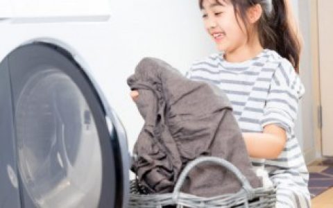 乳胶漆弄到衣服上处理的方法（乳胶漆弄到衣服上该怎么办）