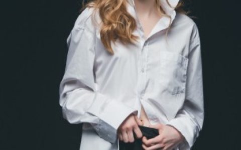 【衬衫衣袖怎么卷】衬衫袖子怎么卷好看