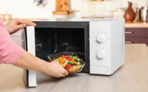 微波炉热饭可以两个并放吗（微波炉热饭能不能两个并放）