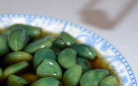 【做腊八蒜需要放到阳光底下吗】腊八蒜变绿原因介绍