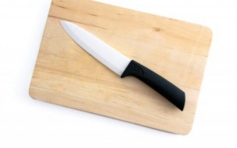 新手学做菜如何避免菜刀切到手指（新手学做菜避免菜刀切到手指的技巧）