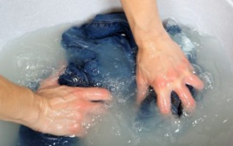 衣服上的水彩笔颜色如何洗掉 怎么清洗衣服上的水彩笔颜色