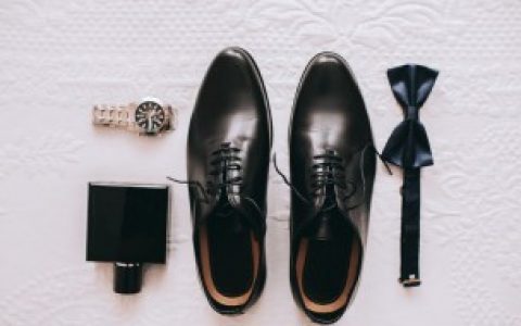 黑皮鞋沾上白油漆怎样清洗干净 黑皮鞋沾上白油漆如何清洗干净