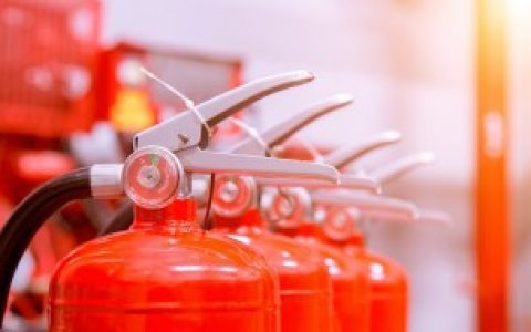 墙上插座着火如何处理（墙上插座着火怎么灭火）