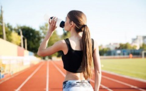 如何去除水杯里的鱼腥味（怎么去除水杯里的鱼腥味）