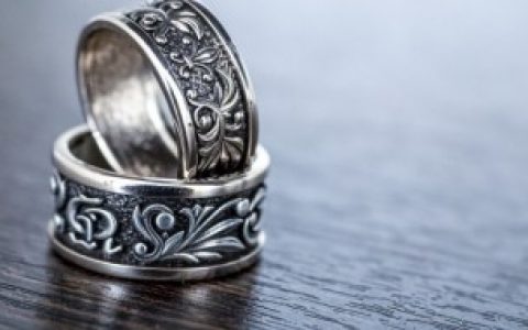 鸡蛋裹银为什么变色（鸡蛋裹银会变色的原因分析）