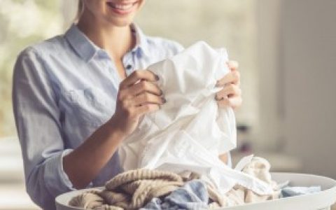 阴天洗衣服晾不干有霉味如何处理（阴天洗衣服晾不干有霉味怎么办）